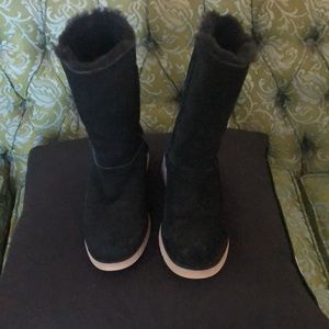 Kookaburra by UGG black medium height boots.